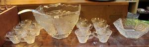 lot 61 image: Vintage federal glass co patriotic hexagon eagle star punch bowl set of 15 one punch bowl 12 cups one ladle and a small matching bowl
