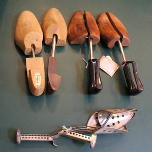 lot 75 image: Vintage wooden shoe stretchers and a metal shoe stretcher