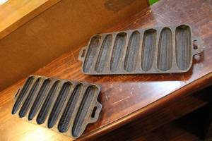 lot 98 image: 2- Vintage Griswold Cast Iron 273 USA 7 Stick Corn Cob Cornbread Muffin