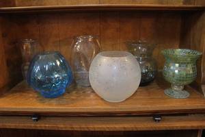 lot 99 image: Lot of vases