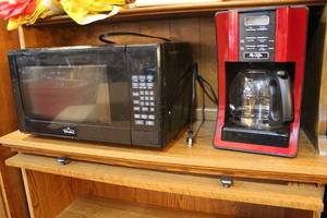 lot 103 image: Microwave and coffee pot