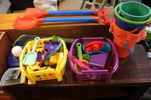 lot 104 image: Lot of outside toys