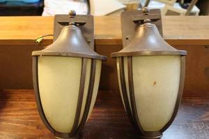 lot 117 image: Outside light fixtures