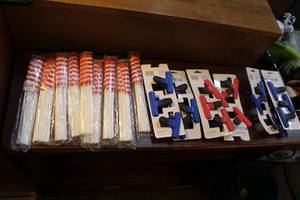 lot 122 image: usa flags and chip clips