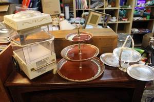 lot 124 image: Small snow cone machine one leg is broke 2-three tier serving tray