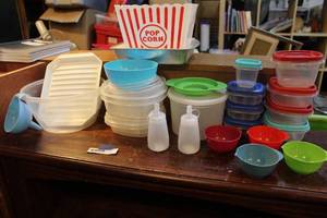 lot 162 image: Lot of bowls some with lids popcorn holder and more see pictures