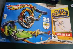 lot 200 image: Hot wheels wall track unopened