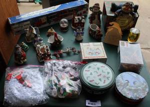 lot 301 image: Christmas lot 22-piece train set little houses kids plastic rings and more see pictures
