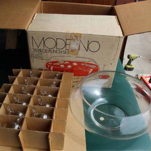 lot 303 image: Moderno punch set (missing one glass and ladle) as seen in pictures