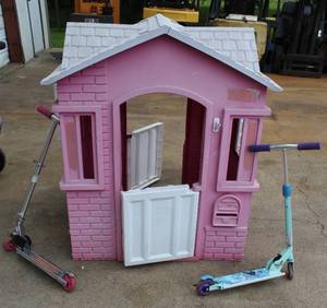 lot 310 image: Outside playhouse and a razor scooter and a frozen scooter