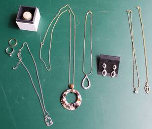 lot 313 image: lot of costume jewelry