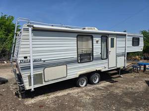 lot 2 image: 1990 Dutchman Classic 5th Wheel Camper w Title