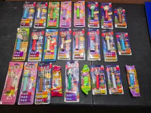 lot 22 image: Lot of 25 Vintage Christmas & Easter Themed PEZ Dispensers