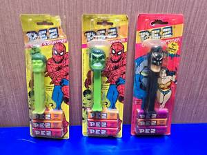 lot 23 image: Lot of 3 Vintage 1985 PEZ Dispensers.  Batman & Hulk (Qty 2)
