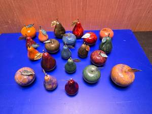 lot 78 image: 21 Pieces of Gold Leaf Hand Carver Alabaster Fruit, Made in Italy