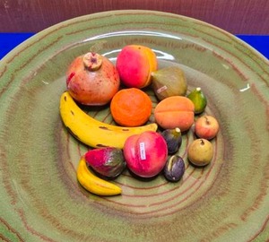 lot 80 image: 14 Pieces of Hand Carved & Hand Painted Alabaster Fruit.  Made in Italy.