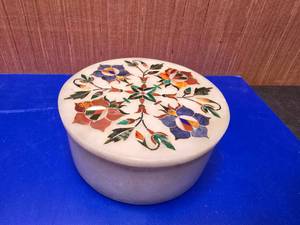 lot 94 image: LOOK THESE UP  Hand Made Mother of Pearl Inlay White Marble Box w Lid