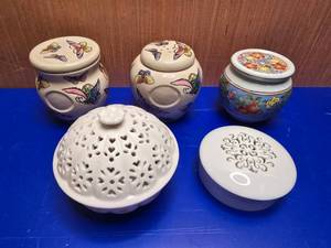 lot 97 image: Lot of Misc Porcelain Creamware Covered Trinket Boxes