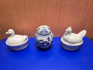 lot 100 image: Lot of 3 Porcelain Trinket Jars