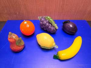lot 115 image: LOOK THESE UP  Absolutely BEAUTIFUL Made in Italy,  Murano Blown Glass (Painted Inside) Fruit.  6 Pieces Total.