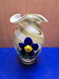 lot 119 image: Beautiful Art Glass Vase w 3D Glass Flower