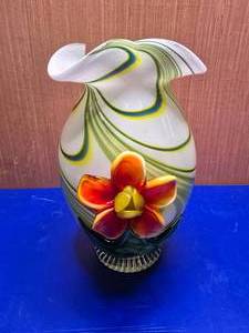 lot 120 image: Beautiful Art Glass Vase w 3D Glass Flower