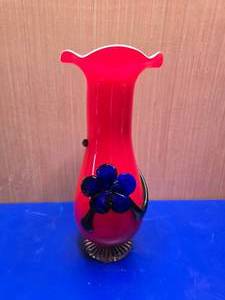 lot 122 image: Beautiful Art Glass Vase w 3D Glass Flower