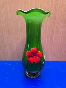 lot 123 image: Beautiful Art Glass Vase w 3D Glass Flower