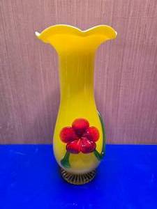 lot 124 image: Beautiful Art Glass Vase w 3D Glass Flower