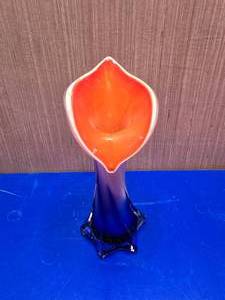 lot 125 image: Beautiful Art Glass Vase w 3D Glass Flower