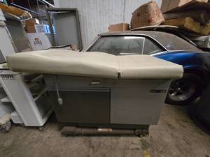 lot 144 image: Ritter 108 Adjustable Medical Exam Table