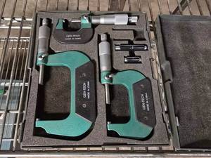 lot 185 image: Cen-Tech P5403 Micrometer, Set 0-3
