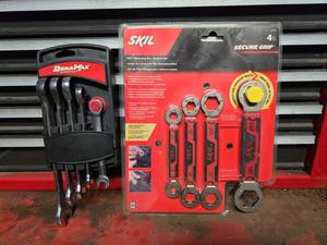 lot 193 image: NEW Skil 4-Piece Self-Tightening Box Wrench Set & DuraMac 5-Piece Wrench Set