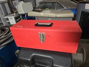 lot 198 image: Very Cool Vintage Red Kennedy KK-19-647534 Tool Box.  Great Shape