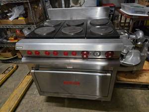 lot 132 image: Vulcan VR4 Commercial 6 Burner French Top Range