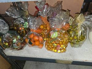 lot 288 image: Lot of Approx 10 Bags of Acrylic Grapes & Fruit