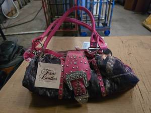lot 291 image: Texas Leather Manufacturing Pink w Camo & Sequins Purse