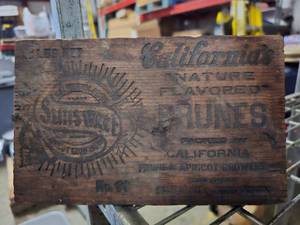 lot 292 image: Sunsweet California Prunes Crate End w Really Cool Graphics