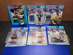 lot 315 image: Lot of 6 2000-2001 Starting Lineup NHL Figures On Card.  Includes Gretzky