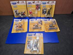 lot 318 image: Lot of 7 1996 Starting Lineup NHL Figures On Card