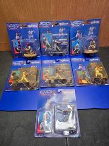 lot 325 image: Lot of 7 1998 Edition Starting Lineup MLB Figures on Card
