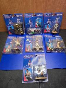 lot 326 image: Lot of 7 1998 Edition Starting Lineup MLB Figures on Card
