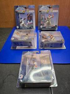 lot 334 image: Lot of 5 Starting Lineup 2 Figures.  (Note Starting Lineup 2 Figures are a little larger and more detailed than the original Startring Lineup Figures)