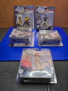 lot 335 image: Lot of 5 Starting Lineup 2 Figures.  (Note Starting Lineup 2 Figures are a little larger and more detailed than the original Startring Lineup Figures)