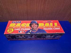lot 364 image: Fleer 1989 Baseball Card Set.  Open Box.  Unknown if complete