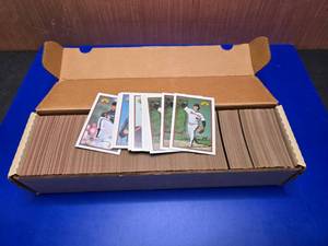 lot 406 image: Box of 1989 Bowman Baseball Cards