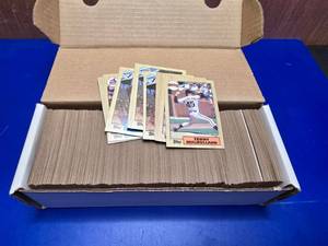lot 407 image: Box of 1987 Topps Baseball Cards