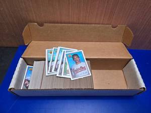 lot 410 image: Box of 1989 Bowman Baseball Cards