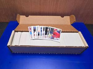 lot 411 image: Box oc 1990 Upper Deck Baseball Cards