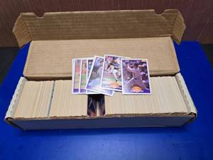 lot 418 image: Box of 1989 Score Baseball Cards